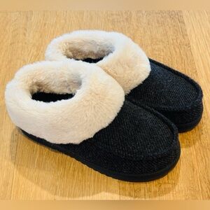 Dearfoams womens memory foam slip on house shoes slippers black M(7-8)